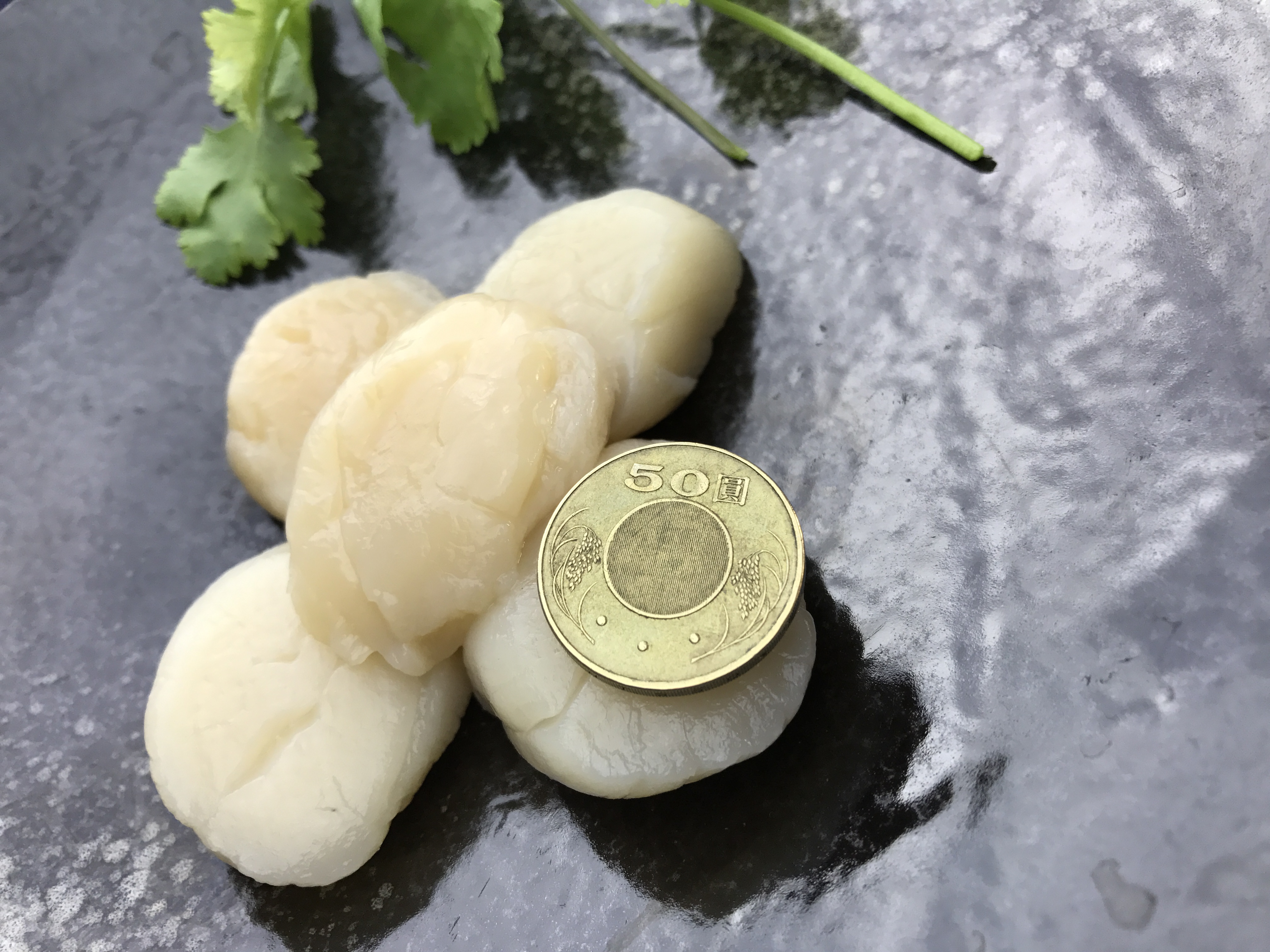 干贝完全解冻后,涂上一层奶油,送进烤箱烤20分钟后就能尝到奶油鲜干贝